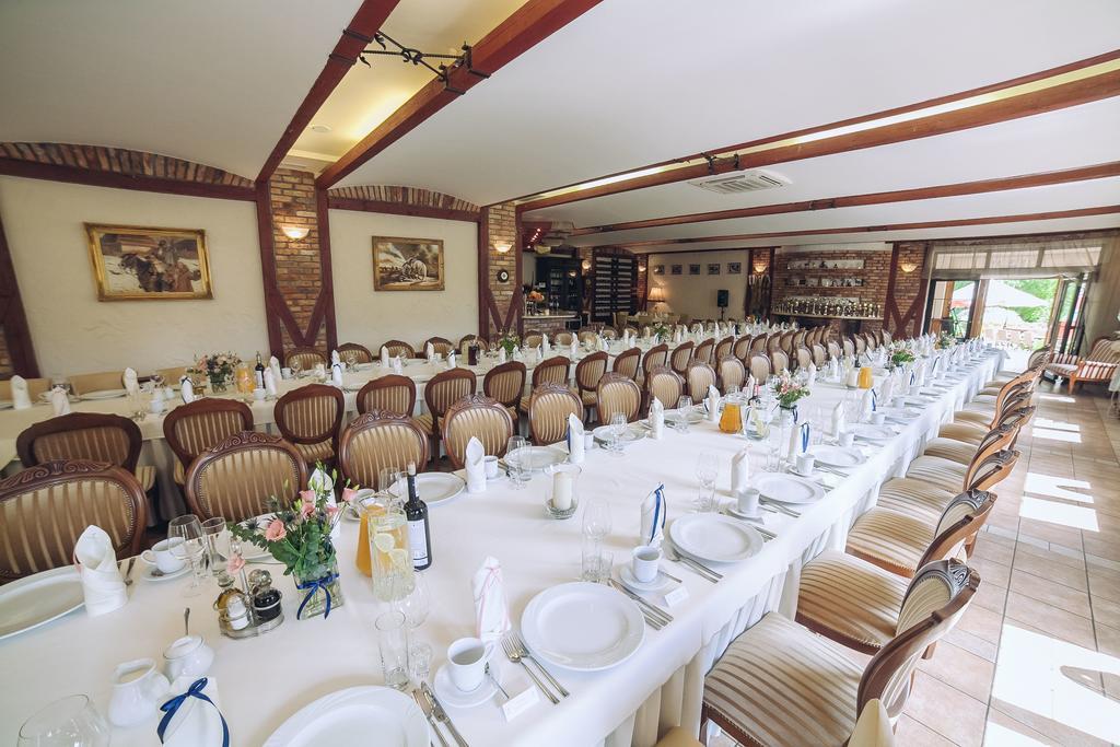 Hubertus Aparthotel & Restaurant & Horse Club สตาโรการ์ด กดังสกี ภายนอก รูปภาพ
