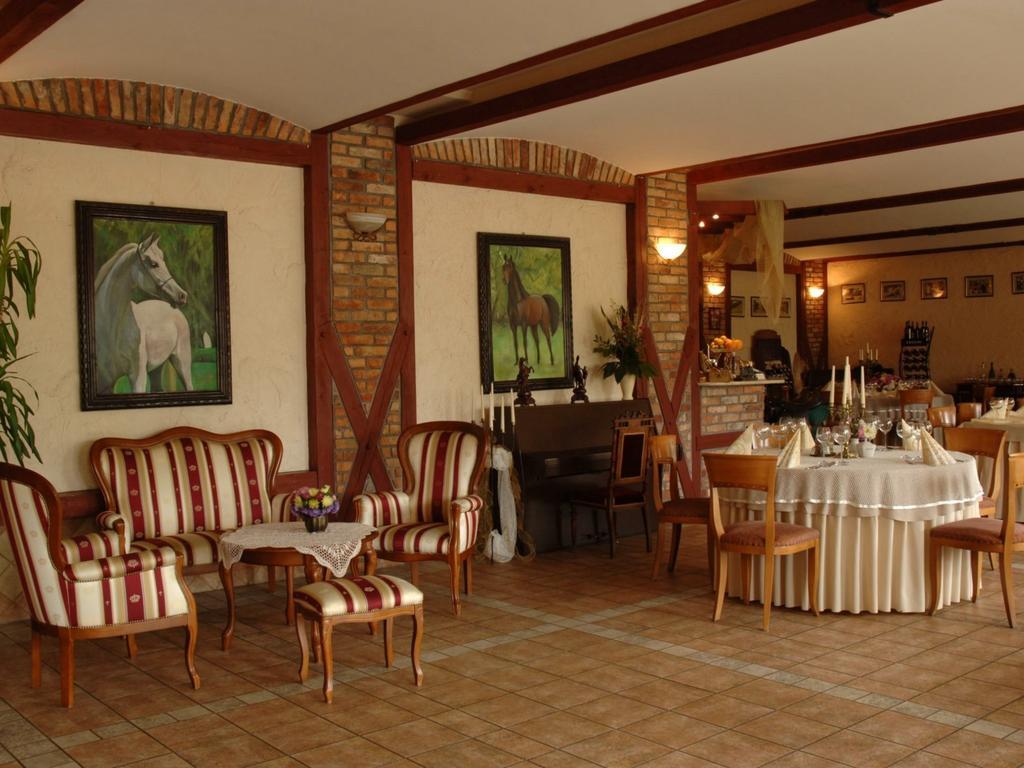 Hubertus Aparthotel & Restaurant & Horse Club สตาโรการ์ด กดังสกี ภายนอก รูปภาพ