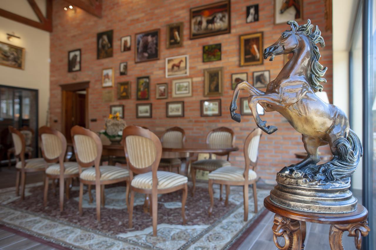 Hubertus Aparthotel & Restaurant & Horse Club สตาโรการ์ด กดังสกี ภายนอก รูปภาพ