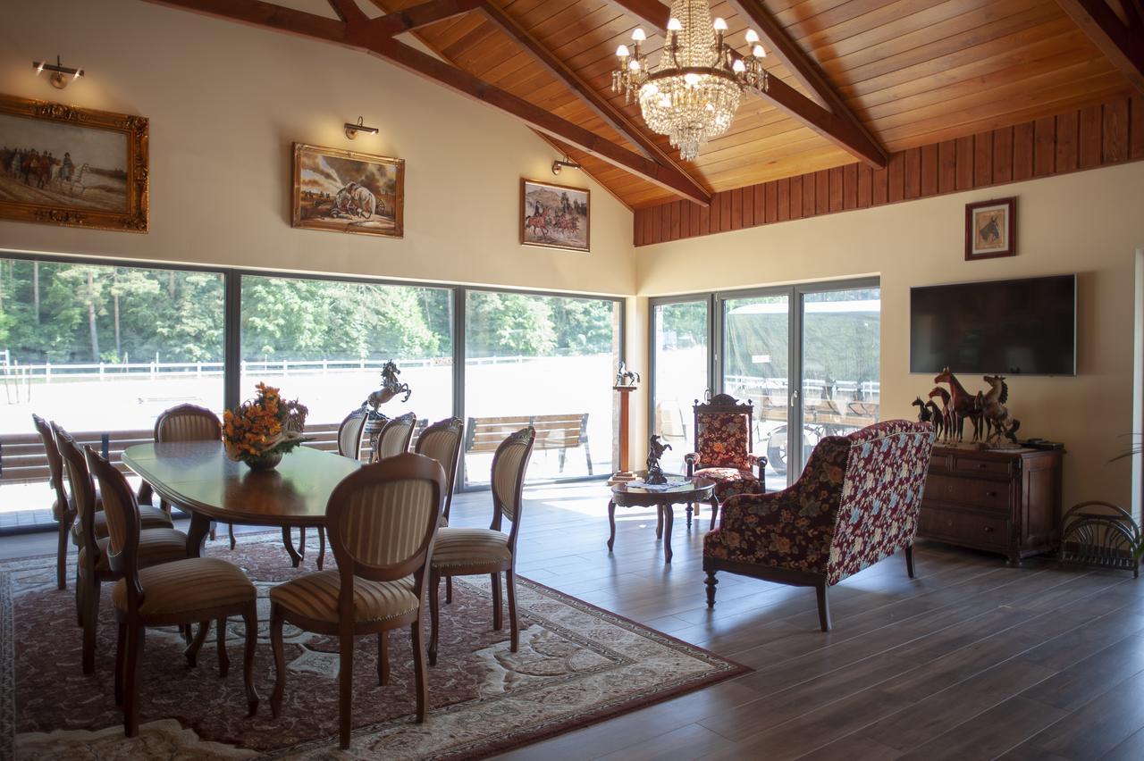 Hubertus Aparthotel & Restaurant & Horse Club สตาโรการ์ด กดังสกี ภายนอก รูปภาพ